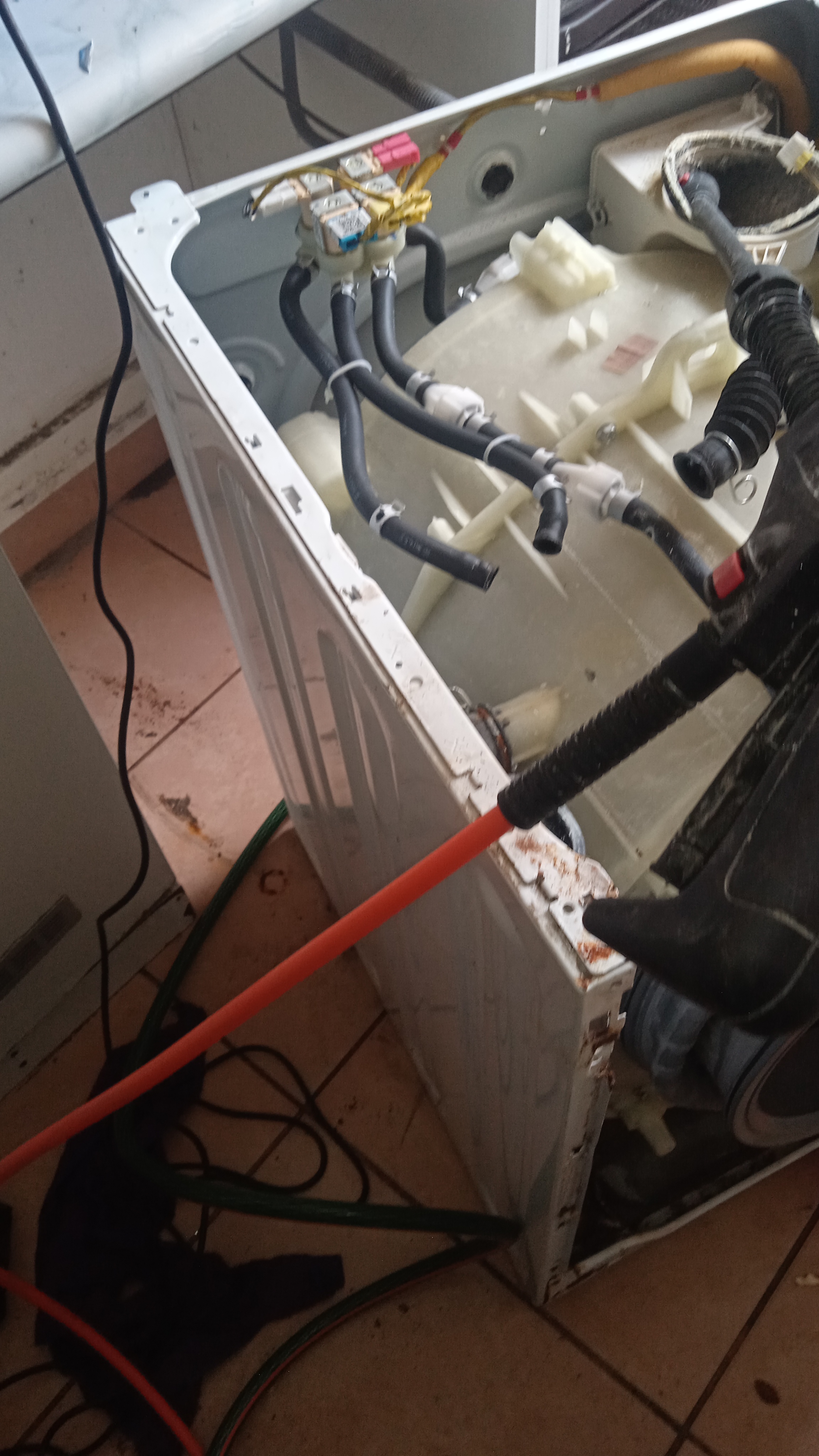 Técnico usando hidrolavadora